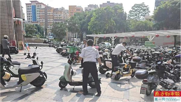 电鸡”停满人行道 行人“蛇形走位”穿行